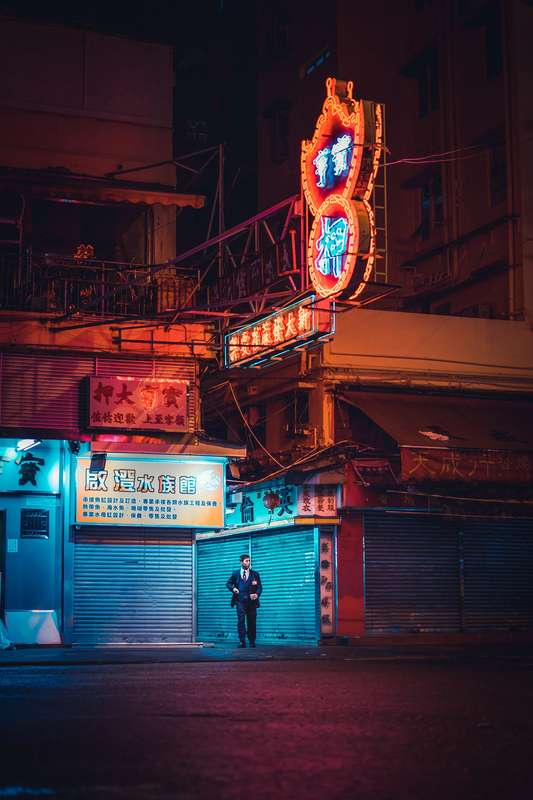 Sean Foley é um fotógrafo de rua nascido na Austrália e baseado em Hong Kong. A sua fotografia captura momentos de solidão num ambiente urbano caótico. Quase sempre, as suas imagens, vem acompanhadas de letreiros de néon vibrantes e paisagens quase distópicas.
