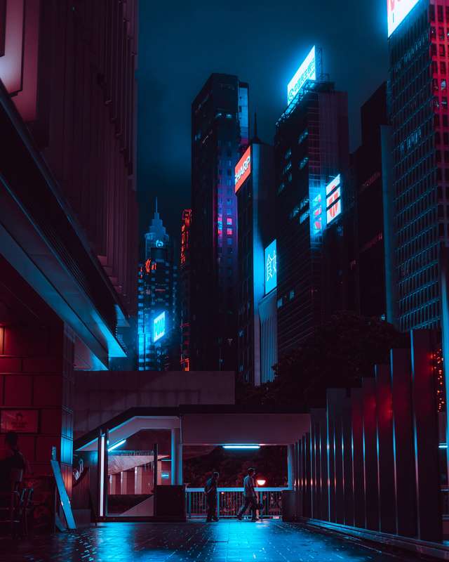Sean Foley é um fotógrafo de rua nascido na Austrália e baseado em Hong Kong. A sua fotografia captura momentos de solidão num ambiente urbano caótico. Quase sempre, as suas imagens, vem acompanhadas de letreiros de néon vibrantes e paisagens quase distópicas.