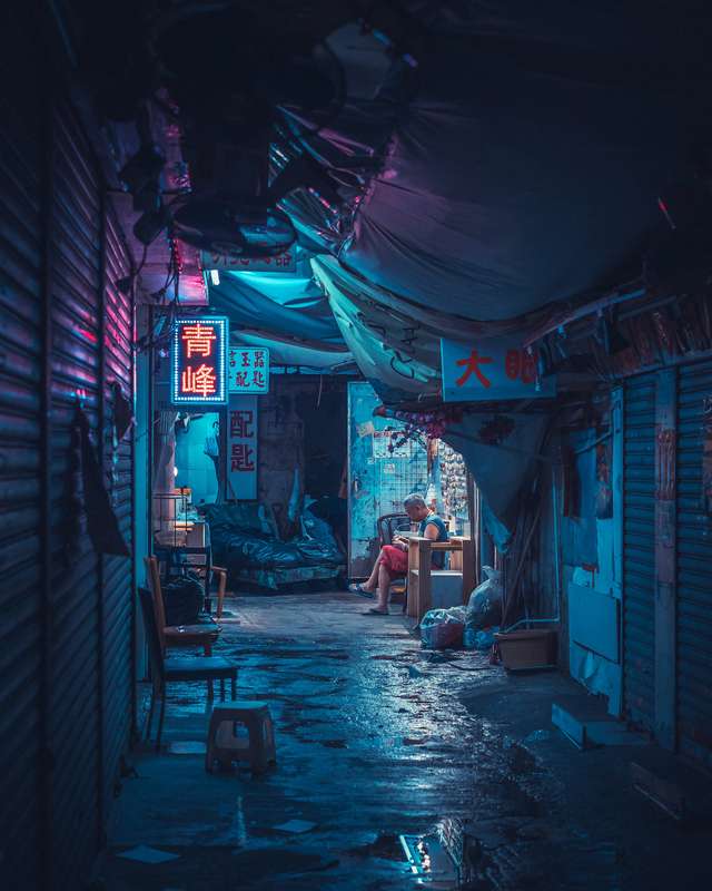 Sean Foley é um fotógrafo de rua nascido na Austrália e baseado em Hong Kong. A sua fotografia captura momentos de solidão num ambiente urbano caótico. Quase sempre, as suas imagens, vem acompanhadas de letreiros de néon vibrantes e paisagens quase distópicas.