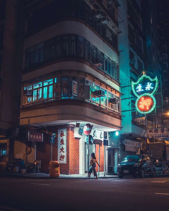 Sean Foley é um fotógrafo de rua nascido na Austrália e baseado em Hong Kong. A sua fotografia captura momentos de solidão num ambiente urbano caótico. Quase sempre, as suas imagens, vem acompanhadas de letreiros de néon vibrantes e paisagens quase distópicas.