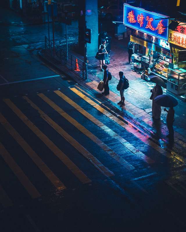 Sean Foley é um fotógrafo de rua nascido na Austrália e baseado em Hong Kong. A sua fotografia captura momentos de solidão num ambiente urbano caótico. Quase sempre, as suas imagens, vem acompanhadas de letreiros de néon vibrantes e paisagens quase distópicas.