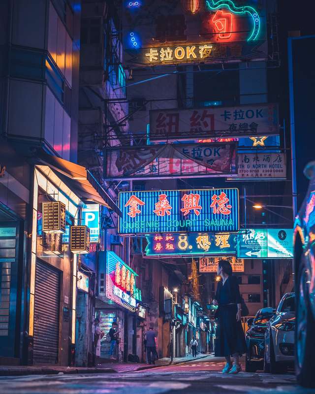 Sean Foley é um fotógrafo de rua nascido na Austrália e baseado em Hong Kong. A sua fotografia captura momentos de solidão num ambiente urbano caótico. Quase sempre, as suas imagens, vem acompanhadas de letreiros de néon vibrantes e paisagens quase distópicas.