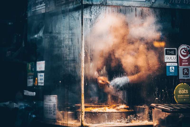 Sean Foley é um fotógrafo de rua nascido na Austrália e baseado em Hong Kong. A sua fotografia captura momentos de solidão num ambiente urbano caótico. Quase sempre, as suas imagens, vem acompanhadas de letreiros de néon vibrantes e paisagens quase distópicas.