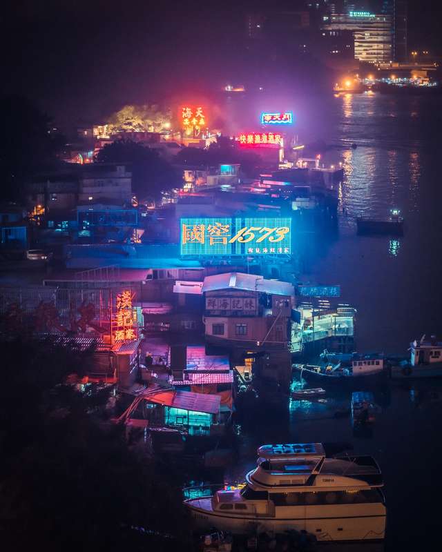Sean Foley é um fotógrafo de rua nascido na Austrália e baseado em Hong Kong. A sua fotografia captura momentos de solidão num ambiente urbano caótico. Quase sempre, as suas imagens, vem acompanhadas de letreiros de néon vibrantes e paisagens quase distópicas.