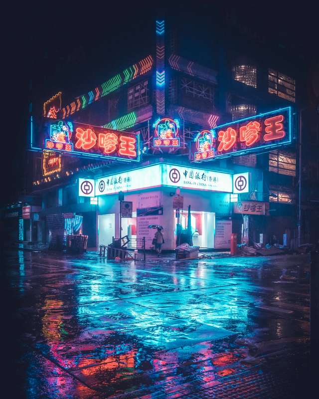 Sean Foley é um fotógrafo de rua nascido na Austrália e baseado em Hong Kong. A sua fotografia captura momentos de solidão num ambiente urbano caótico. Quase sempre, as suas imagens, vem acompanhadas de letreiros de néon vibrantes e paisagens quase distópicas.