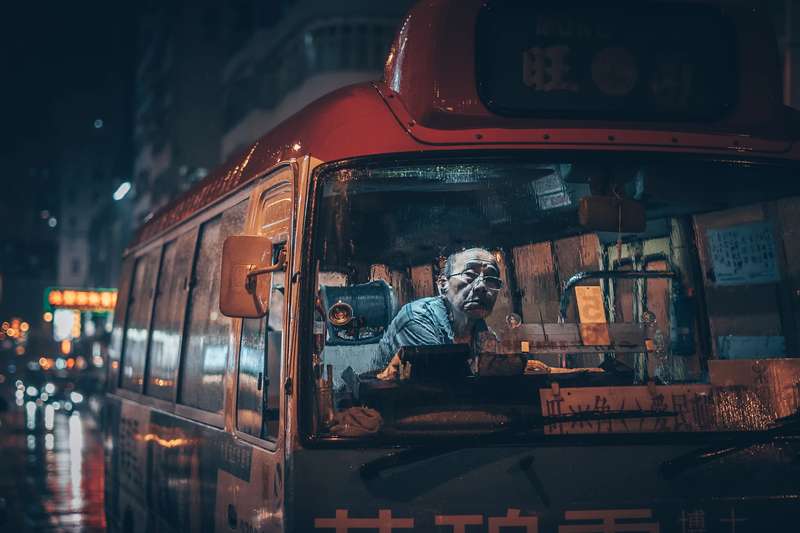 Sean Foley é um fotógrafo de rua nascido na Austrália e baseado em Hong Kong. A sua fotografia captura momentos de solidão num ambiente urbano caótico. Quase sempre, as suas imagens, vem acompanhadas de letreiros de néon vibrantes e paisagens quase distópicas.