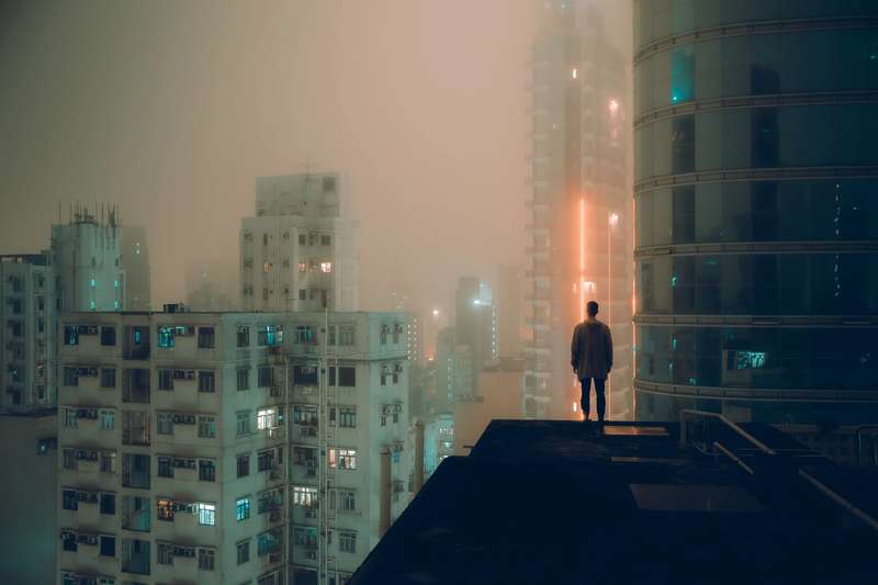 Sean Foley é um fotógrafo de rua nascido na Austrália e baseado em Hong Kong. A sua fotografia captura momentos de solidão num ambiente urbano caótico. Quase sempre, as suas imagens, vem acompanhadas de letreiros de néon vibrantes e paisagens quase distópicas.