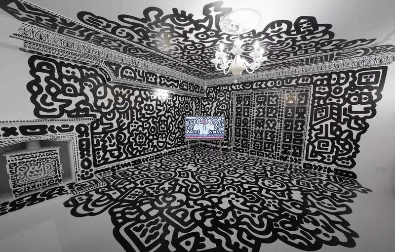 Todo o projeto levou cerca de dois anos da vida de Mr. Doodle e tudo começou como um sonho na infância do artista. Até que virou realidade quando ele comprou a propriedade por mais de um milhão e meio de libras em 2019. Com a ajuda de alguns amigos e familiares, ele transformou a residência em sua maior tela. 