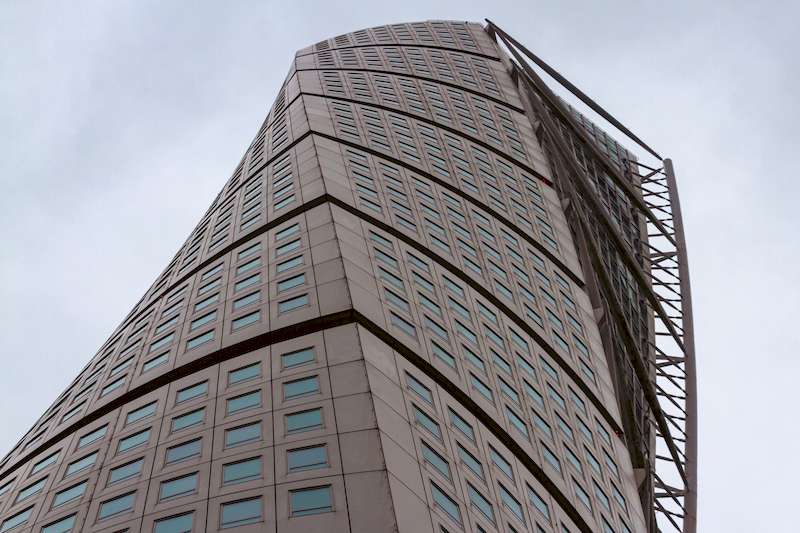 O Turning Torso foi inaugurado em 2005 como o edifício mais alto dos países nórdicos. Ainda assim, a sua altura não é o que a maioria das pessoas pensa quando pensa nessa enorme estrutura. O seu design sinuoso e cheio de curvas é a principal característica do prédio e inspira bastante os arquitetos de todo o mundo.
