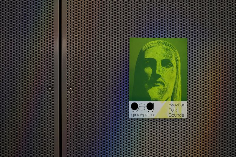 Quando se trabalha com design, é muito fácil se encontrar perdido numa variedade quase infinita de direções a se seguir. Dominique Paris parece não ter esse problema e o seu portfólio mostra muito bem como que ela consegue pegar referências de lugares diferentes e criar algo especial e coeso.