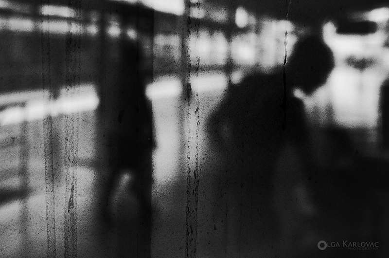 Descubrir o mundo cativante de Olga Karlovac é uma experiência especial. Essa notável fotógrafa autodidata se especializou em fotografia abstrata e de rua. Vinda da charmosa cidade de Dubrovnik, na Croácia, a fotografa é celebrada por seu estilo distinto e repleto de emoção, bem como por sua trilogia de fotolivros publicados pessoalmente.