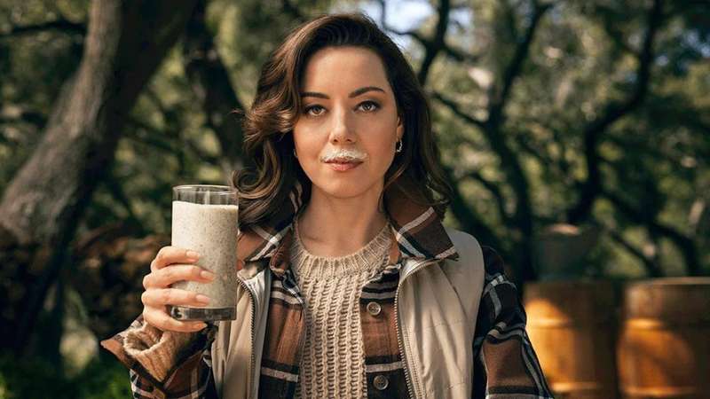 Wood Milk da Aubrey Plaza é uma piada sem graça onde vemos a atriz se transformando numa versão feminina de Ron Swanson, da série Parks & Recreation, mas sem nenhum dos pontos positivos do personagem. Esse comercial parece ter sido feito por um comitê de pessoas com acesso a piadas velhas e eu não consigo entender como algo assim chega a ser produzido hoje em dia.