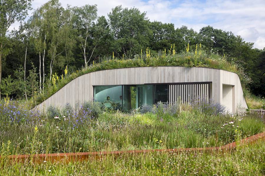 WillemsenU é o nome do escritório de arquitetura holandês que desenvolveu um projeto que achei bastante interessante. O projeto recebeu o nome de The House Underground devido ao fato de que a casa está parcialmente escondida no subsolo, num campo perto da cidade de Eindhoven, na Holanda.