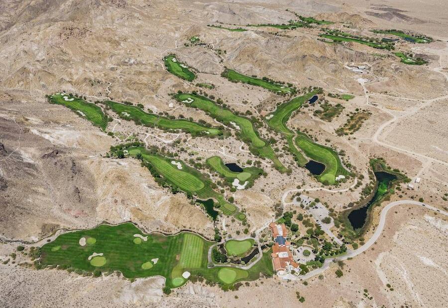 Nas colinas áridas de Las Vegas, as fotografias aéreas de Tom Hegen expõem a forte desconexão entre os exuberantes campos de golfe da cidade e os seus escassos recursos hídricos. Apenas 10% da água vem de um lugar e o resto vem de reservatórios distantes. Isso mostra que a busca por água para manter as coisas verdes é muito diferente do que se pensa. E é isso que as lentes de Tom Hegen capturam: a beleza paradoxal e o impacto ambiental destes oásis em forma de campos de golfe.