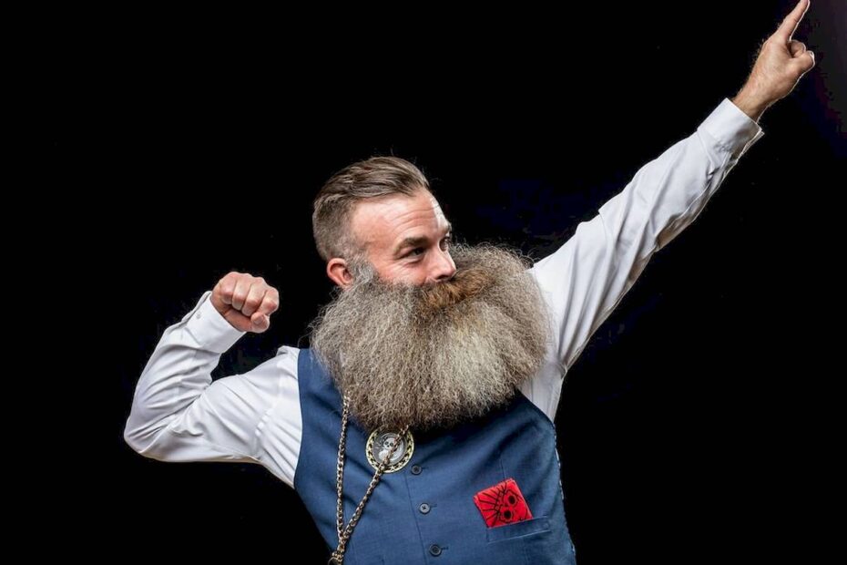 O Honest Amish National Beard and Moustache Championships é uma reunião dos entusiastas de pelos faciais mais robustos e elegantes dos dias de hoje e aconteceu recentemente na ensolarada Daytona Beach, na Flórida. O evento apresentou uma variedade de barbas e bigodes impressionantes, com competidores de todos os Estados Unidos competindo por cobiçados títulos.