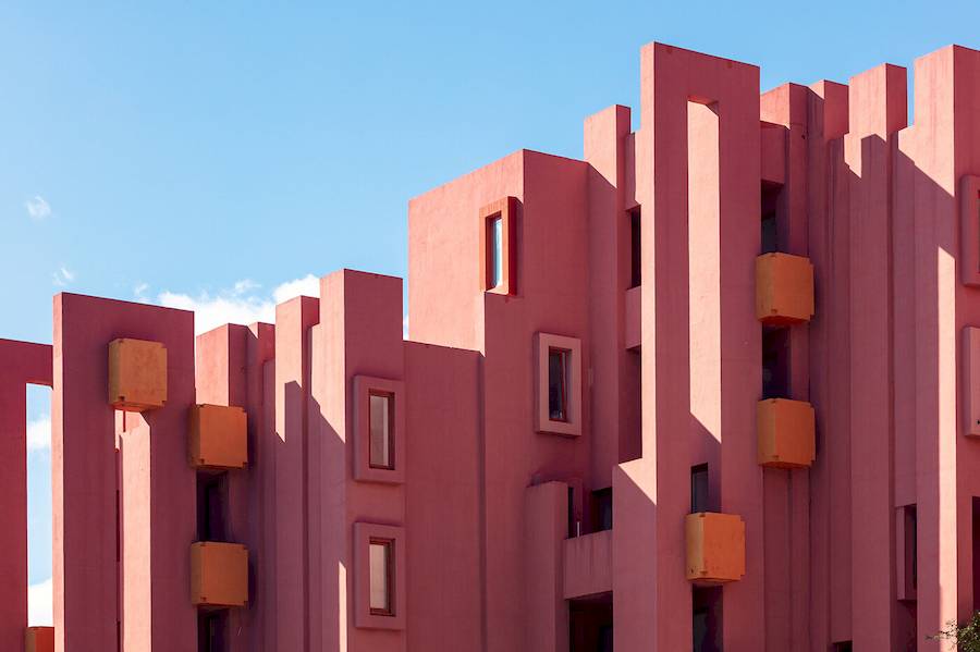 La Muralla Roja, que significa 'A Muralha Vermelha' em espanhol, é um complexo de apartamentos único em na cidade de Manzanera, na Espanha. Foi criada pelo arquiteto espanhol Ricardo Bofill para a Palomar S.A. em 1968 e foi concluída em 1973. Esta notável estrutura é considerada por muitos como uma das obras mais icônicas de Ricardo Bofill.