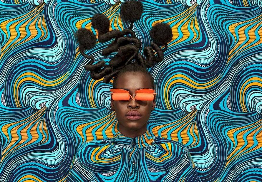 Através das suas lentes, Thandiwe Muriu, uma fotógrafa visionária de Nairobi, no Quênia, nos convida a uma odisseia colorida e introspectiva. Com um compromisso de redefinir o retrato africano contemporâneo, o trabalho de Thandiwe Muriu mostra a sua proeza artística e cria um testemunho da autonomia das mulheres na sociedade moderna.