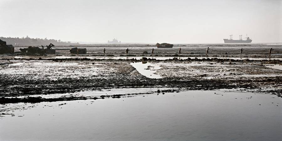Edward Burtynsky é um renomado fotógrafo canadense conhecido por suas imagens em grande escala que capturam a sofisticada relação entre os humanos e o meio ambiente. Um dos seus projetos mais poderosos recebeu o nome de Shipbreaking, e nele o fotógrafo nos leva às costas arenosas do Bangladesh e da Índia, onde enormes petroleiros encontram o seu destino.