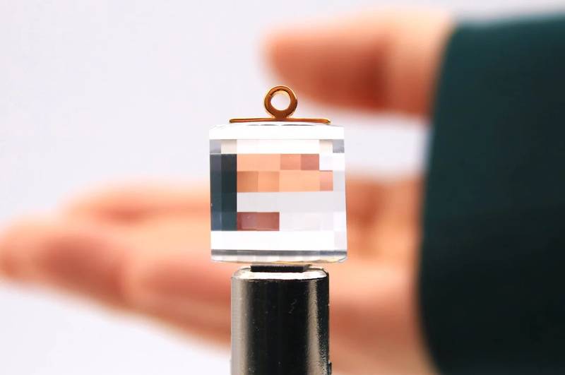 Você lembra daqueles gráficos pixelados dos primeiros videogames e computadores? Se você lembra, sabe que existe algo inegavelmente charmoso nesse visual retrô. Com a inovação do Pixel Mirror, é possível experimentá-lo de uma forma completamente diferente.