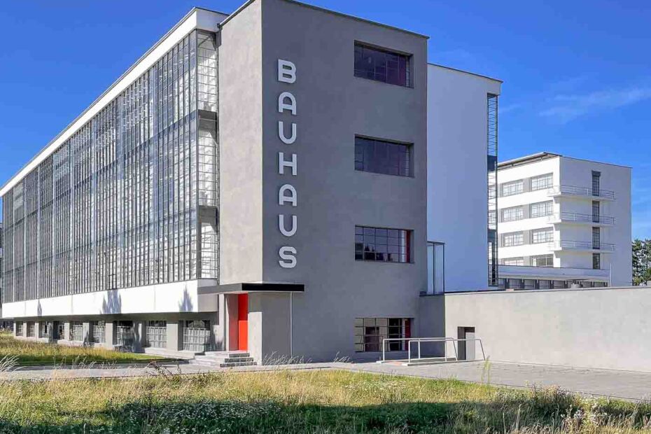Quando visitei pela primeira vez a escola Bauhaus em Dessau, uma coisa estava faltando: a placa com o nome Bauhaus, que aparece na maioria das imagens da escola. Aquela parte do prédio estava coberta com uma lona, e uma placa de substituição estava no lugar. Por anos, perguntei-me quando a placa original voltaria ao lugar, e eu tive uma resposta para essa pergunta no verão de 2024.