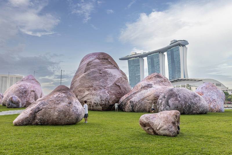 Recentemente, a vibrante cena artística de Cingapura recebeu uma adição mais do que interessante: o Iwagumi Air Scape. Esta obra de arte interativa pode ser descrita como uma experiência, e eu digo isso porque ela parece reviver a antiga arte japonesa de Iwagumi para a paisagem urbana moderna.
