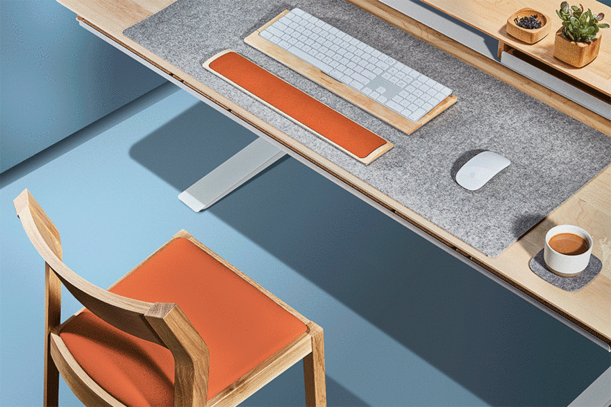 Vamos encarar os fatos: a maioria das standing desk são bem básicas: apenas uma superfície plana com pernas que sobem e descem. Mas a Standing Desk da Grovemade? Ela é única. Esta mesa foi projetada para ser bonita e prática e com recursos inteligentes que a tornam perfeita para o ambiente de trabalho moderno.