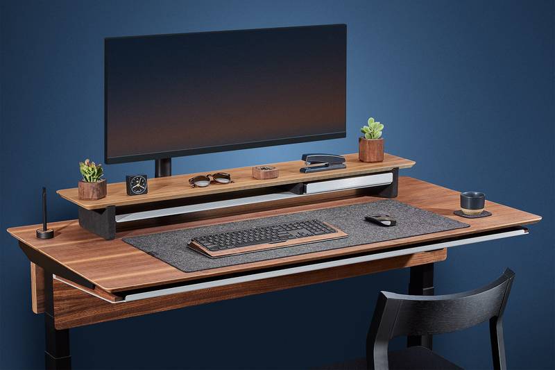 Vamos encarar os fatos: a maioria das standing desk são bem básicas: apenas uma superfície plana com pernas que sobem e descem. Mas a Standing Desk da Grovemade? Ela é única. Esta mesa foi projetada para ser bonita e prática e com recursos inteligentes que a tornam perfeita para o ambiente de trabalho moderno.