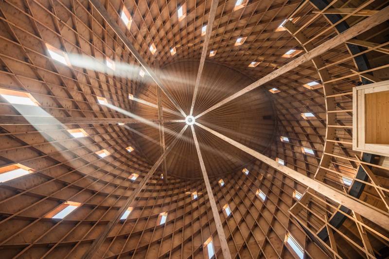 O Studio RCNKSK concluiu um projeto único — a capela de Nossa Senhora das Dores em Nesva?ilka, na República Tcheca. Esta capela deslumbrante é mais do que apenas um edifício; ela representa a fé, a comunidade e o poder duradouro da arquitetura.