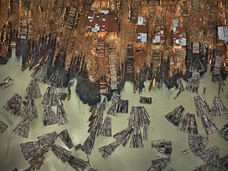 Edward Burtynsky é um fotógrafo conhecido por capturar as formas como os humanos impactaram a Terra e já publiquei seu trabalho por aqui algumas vezes. Seu principal projeto, Antropoceno, explora a nossa era e destaca os efeitos humanos no mundo, muitas vezes nocivos. Para designers, artistas e pensadores, o trabalho de Edward Burtynsky oferece um visual poderoso que revela a realidade de nossas ações e nos leva a refletir sobre o que criamos.