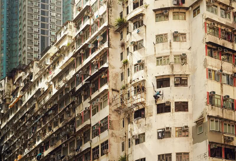 Echoing Above, obra de Romain Jacquet-Lagrèze, vai além de ser apenas uma reunião de imagens impressionantes; é um estudo visual meticulosamente planejado feito através de muitas fotos e anos. A série revela com maestria como árvores, homens e pássaros, cada um à sua maneira, demonstram incrível resiliência e capacidade de adaptação no ecossistema urbano único de Hong Kong.