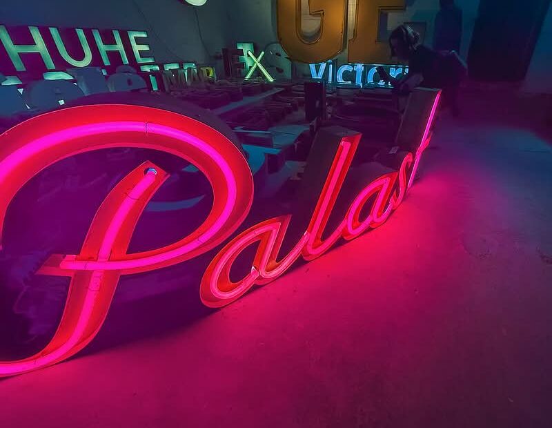 Berlim é mundialmente conhecida por sua arte, museus e uma história palpável por todas as ruas por onde você passa. No entanto, por duas décadas, uma instituição célebre capturou o passado da cidade de uma forma única: o Berlin Buchstabenmuseum—também conhecido como o Museu das Letras.