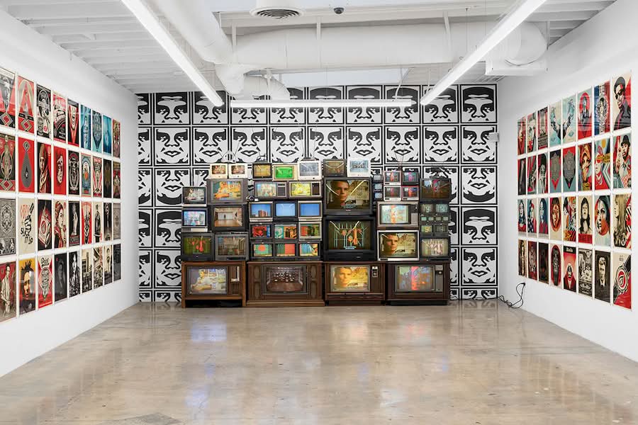 Em um mundo dominado por pixels digitais transitórios, a importância da tinta no papel parece mais marcante do que nunca. Essa parece a premissa central de uma exposição acontecendo em Los Angeles com o nome de Shepard Fairey: Out Of Print.