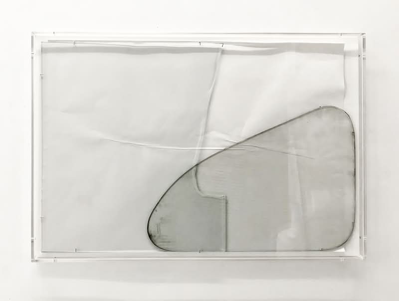 No mundo das belas artes e do design, não são muitos os artistas que conseguem balancear o frio dos materiais industriais com a natureza passageira na memória humana da forma com a qual Anneke Eussen faz. Residente em Vaals, na Holanda, a artista desenvolveu uma linguagem visual particular que, para mim, acaba falando sobre a durabilidade dos objetos.