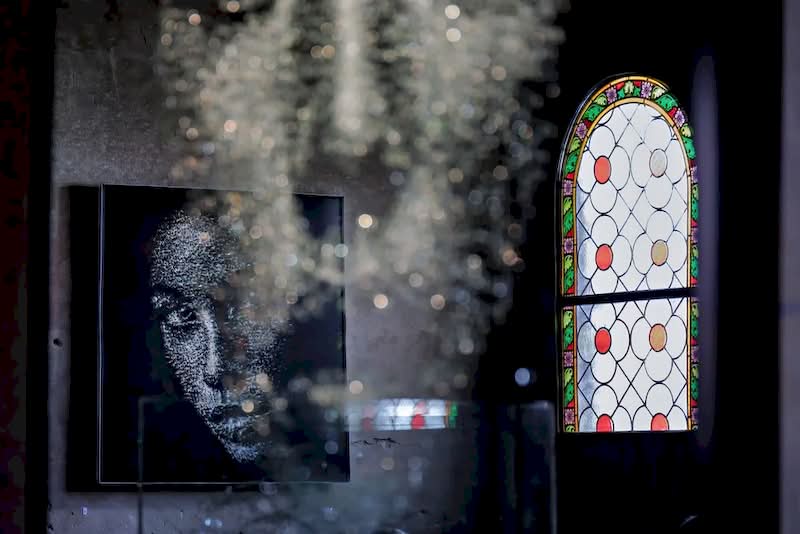 O martelo costuma ser visto como uma ferramenta de demolição e, por isso mesmo, quando vi o trabalho de Simon Berger, eu sabia que estava vendo algo diferente. Ele emprega o martelo como um instrumento de precisão, criando, dessa forma, retratos que transcendem o realismo.