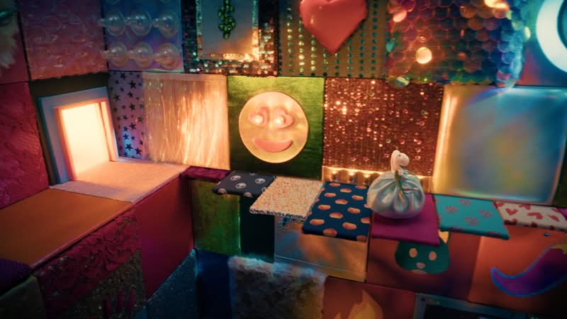 Em um cenário visual cada vez mais saturado por computação gráfica e imagens geradas por AI, a sequência de abertura da série Margo’s Got Money Troubles chega como uma surpresa mais do que positiva. Criada pelo Peter Anderson Studio do Reino Unido, a sequência de abertura poderia ser descrita como uma pista de obstáculos da vida e representa bem a jornada da protagonista durante a série.